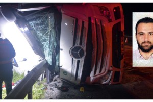 Bariyerlere devrilen TIR'ın şoförü öldü