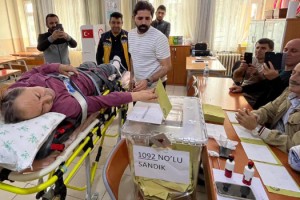 Diyaliz hastası, oyunu sedye üzerinde kullandı