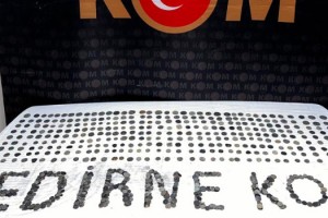 Durdurulan otomobilde 940 adet sikke ele geçirildi; 6 gözaltı