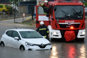 Edirne'de kuvvetli yağmur; evleri su bastı, araçlar yolda kaldı