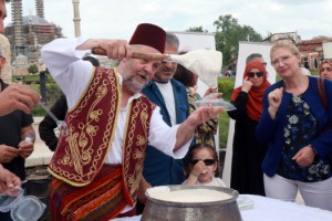 Edirne'de, 'Türk Mutfağı Haftası' saray lezzeti 'deva-i misk helvası' ikramıyla başladı