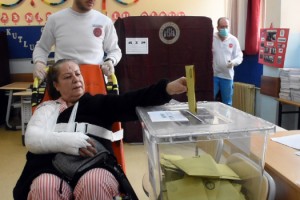 Evden çıkamayanlar seyyar sandıkta, hastalar ise ambulansla taşınarak oy kullandı