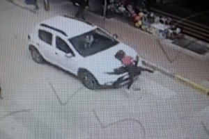 Otomobilin çarpıp, üzerinden geçtiği çocuk ağır yaralandı