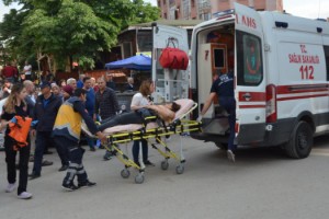 Otomobilin çarptığı ortaokul öğrencisi yaralandı, sürücü fenalık geçirdi