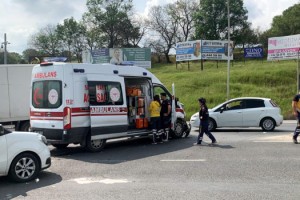 Otomobille çarpışan ambulansta 2 sağlık personeli yaralandı