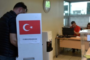 Sınır kapılarında oy kullanma işlemi devam ediyor