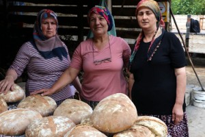 Tekirdağ’da kadınlar, köy ekmeği üreterek ev ekonomisine katkı sunuyor