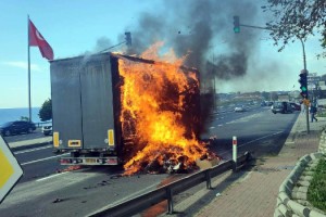 Tekstil ürünü taşıyan TIR'ın dorsesi alev alev yandı