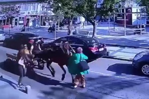 At arabasının yayaya çarptığı kaza kamerada