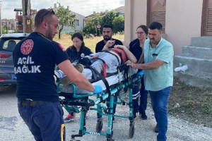 Kamyonetin çarptığı motosikletin kasksız sürücüsü ağır yaralandı