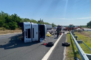 Lüleburgaz'da devrilen TIR'ın sürücüsü yaralandı