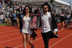 Mezuniyet töreninde depremde ölen arkadaşlarını unutmadılar