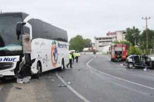 Otobüsle çarpışan otomobilin sürücüsü öldü, eşi ve 2 çocuğu yaralandı