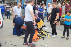 Otomobilin çarpıp kaçtığı motokurye yaralandı