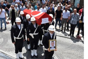 Şehit polis, gözyaşlarıyla son yolculuğuna uğurlandı