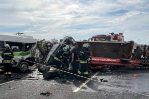Tekirdağ'da vinçli kamyon yolcu minibüsüne çarptı: 3'ü ağır 12 yaralı