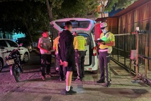 Yüksek sesle müzik dinleyen 25 araç sürücüsüne 44 bin lira ceza