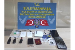 Ehliyet sınavı öncesi kopya düzeneğini test ederken yakalandılar