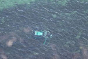 El freni çekilmeyen otomobil, 150 metreden denize düştü