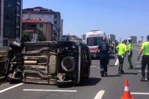 Hafif ticari araç devrildi; tatilden dönen aileden 7 kişi yaralandı
