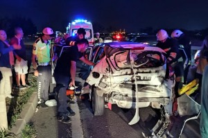 Kırmızı Işıkta Bekleyen Otomobile Kamyon Çarptı 4 Kişi Yaralı