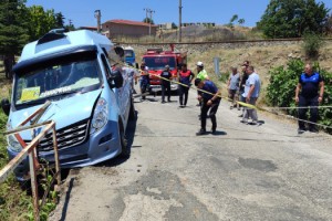 Köprü korkuluklarına çarpan minibüse dere yatağına düşmemesi için halatlı önlem