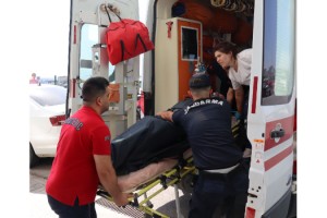 Serinlemek için girdiği denizde boğulmak üzereyken tekneyle kurtarıldı