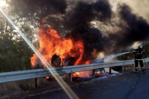 Tekirdağ'da bariyere çarpan otomobil alev aldı; sürücü öldü