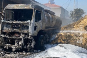 Tekirdağ'da saman yüklü TIR park halindeki tankere çarptı; çıkan yangında alevler eve de sıçradı