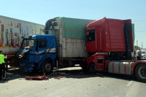 Tekirdağ'da TIR ile kamyon çarpıştı
