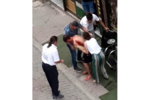 Apartman yöneticisi kavga ettiği anne ile oğlunu bıçakla yaraladı