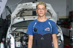 Dünya şampiyonu Hamza, ailesine yük olmamak için çıraklık yapıyor