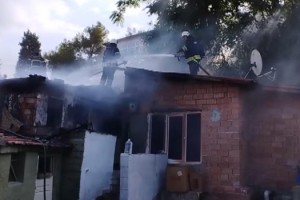 Evinin yanışını gözyaşlarıyla izledi