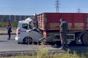 Hafif ticari araç TIR'a çarptı; 1 ölü, 1 yaralı
