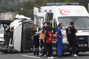 Kaçak göçmenleri taşıyan minibüs bariyere çarptı: 4 yaralı