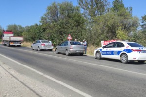 Malkara'da köpeğe çarpmamak için duran tıra arkadan gelen araçlar çarptı, 1 kişi yaralandı