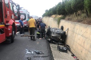 Otomobil, istinat duvarına çarptı; 2'si çocuk, 4 yaralı