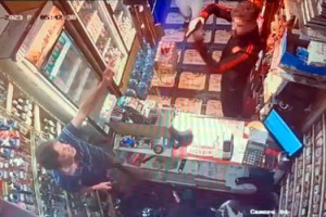 Satın aldıklarının parasını vermeyip, büfeci ile yanındakileri darbettiler; saldırı anı kamerada