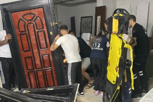 Üzerine çelik kapı devrilen kadın yaralandı