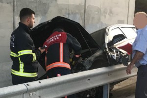 Araçta sıkışan sürücü kurtarıldı