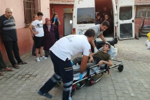 Kaçak göçmenlerin taşındığı minibüs evin duvarına çarptı