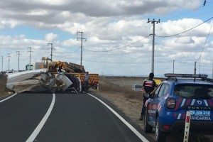 Kamyon ile kamyonet çarpıştı: 2 yaralı