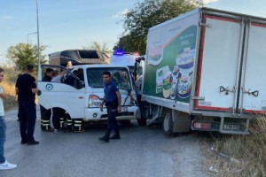 Kamyonla çarpışan kamyonet sürücüsü yaralandı