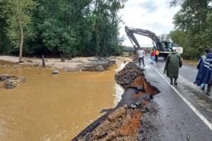 Kırklareli'de kuvvetli yağış; dereler taştı, yollar kapandı