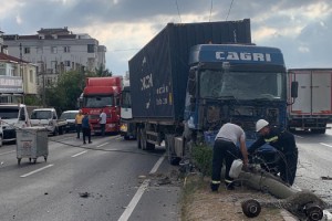 Kontrolden çıkan TIR elektrik direğini devirdi