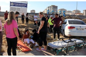 Otomobil önce minibüse sonra kaldırımdaki yayalara çarptı: 3 yaralı