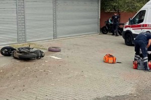 Otomobile çarpan motosikletin sürücüsü öldü