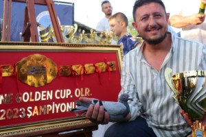 Posta güvercini yarışmasında, 1'inci olan güvercin sahibine altın kemer kazandırdı