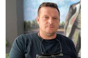 Taksinin açılan kapısına çarpan muhabir, yaşam savaşını yitirdi