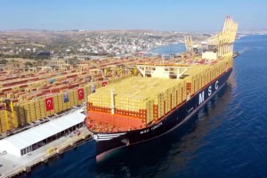 Dünyanın en büyük konteyner gemilerinden 'MSC Türkiye' Tekirdağ'da